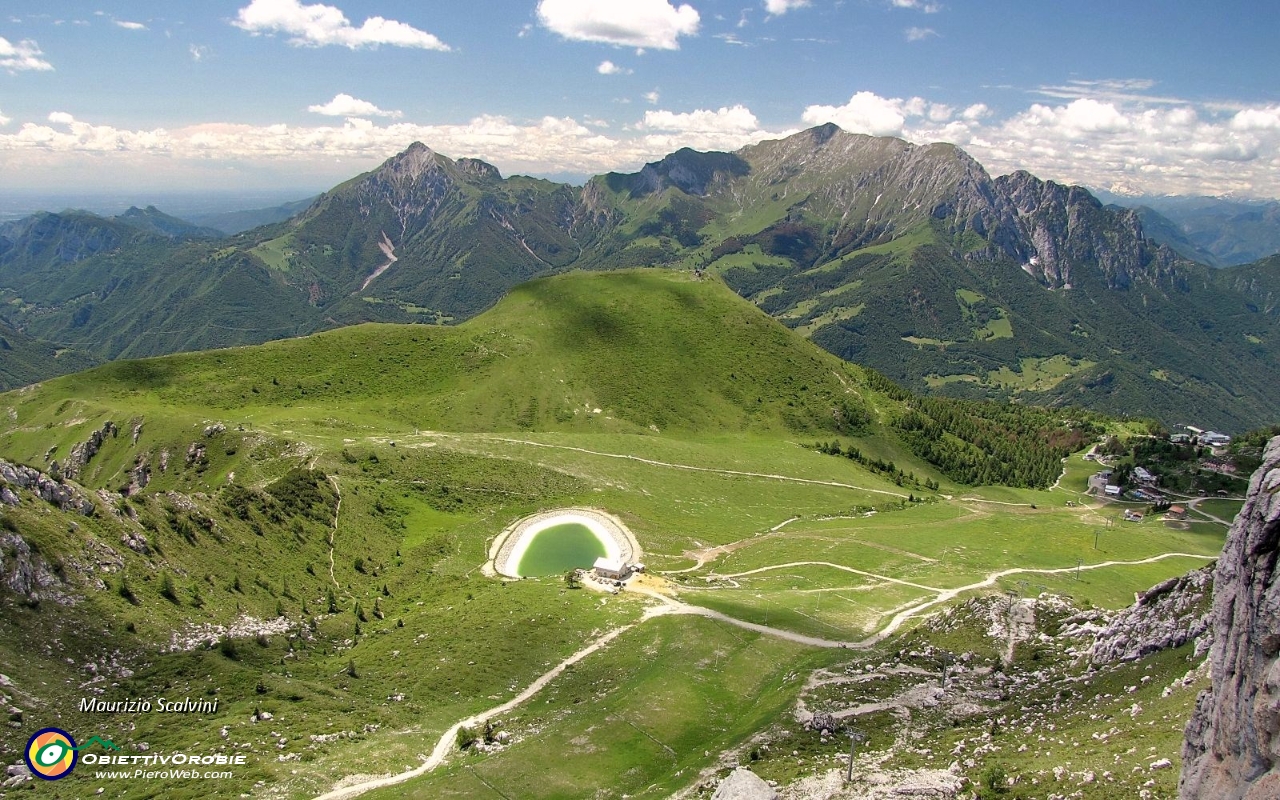 16 Si transita altissimi sul Rifugio Lecco....JPG